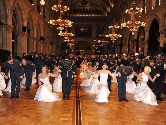 Der Wiener Polizeiball bittet zum Tanz.