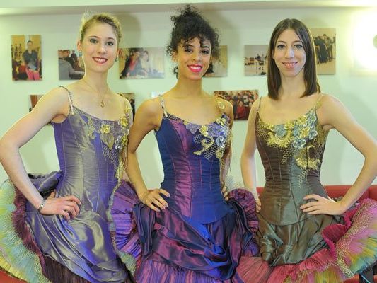 Die Tänzerinnen werden in edle Couture gekleidet. Die Tänzerinnen werden in edle Couture gekleidet.