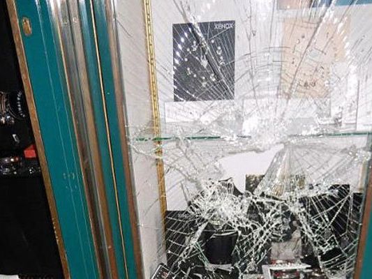 Hier ein versuchter Einbruch der Bande in ein Juweliergeschäft in Wiener Neustadt. Hier ein versuchter Einbruch der Bande in ein Juweliergeschäft in Wiener Neustadt.