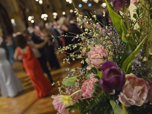 Der Blumenball besticht durch duftendes Dekor. Der Blumenball besticht durch duftendes Dekor.