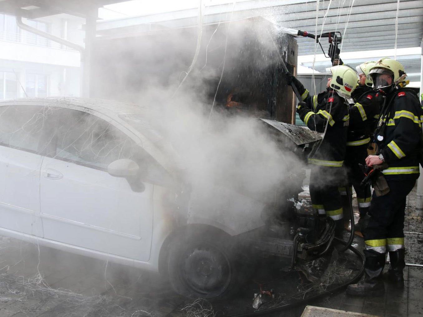 Warum das Auto unter den Carport zu brennen begann, ist unklar.