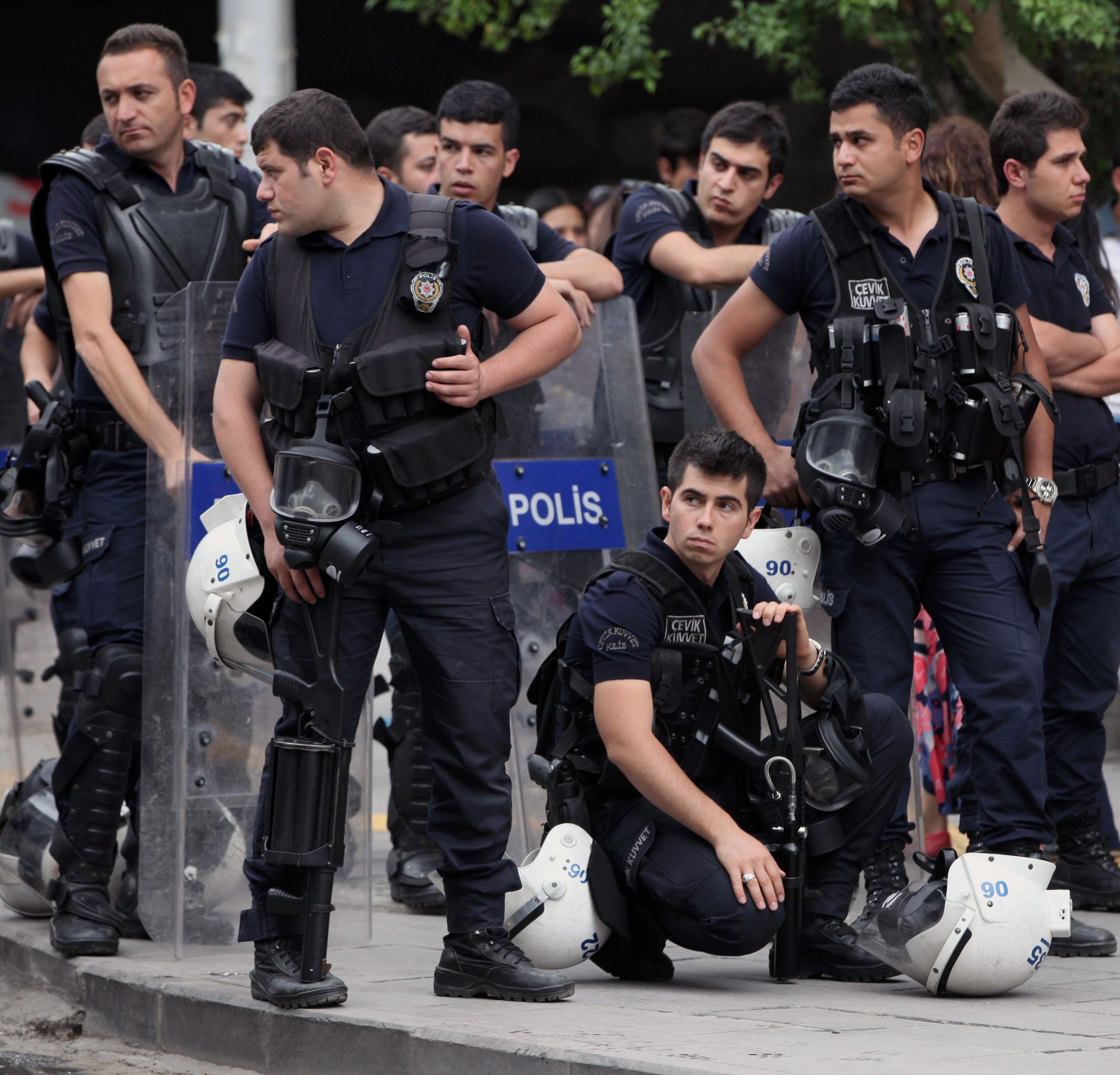 Die türkische Polizei konnte zehn IS-Rekrutierer festnehmen. Die türkische Polizei konnte zehn IS-Rekrutierer festnehmen.