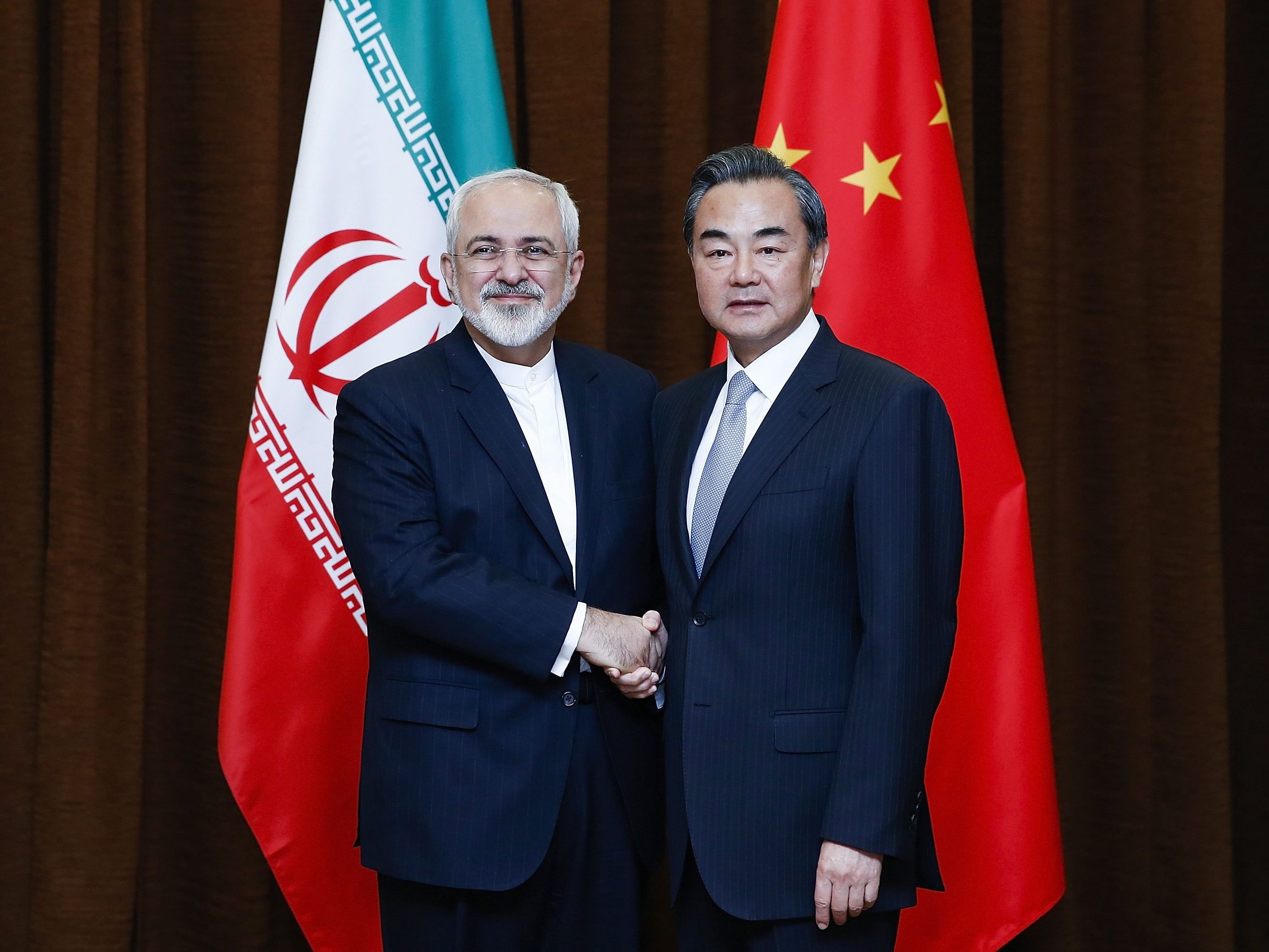 China und Iran pflegen ihre freundschaftlichen Beziehungen (hier die Außenminister beider Länder). China und Iran pflegen ihre freundschaftlichen Beziehungen (hier die Außenminister beider Länder).