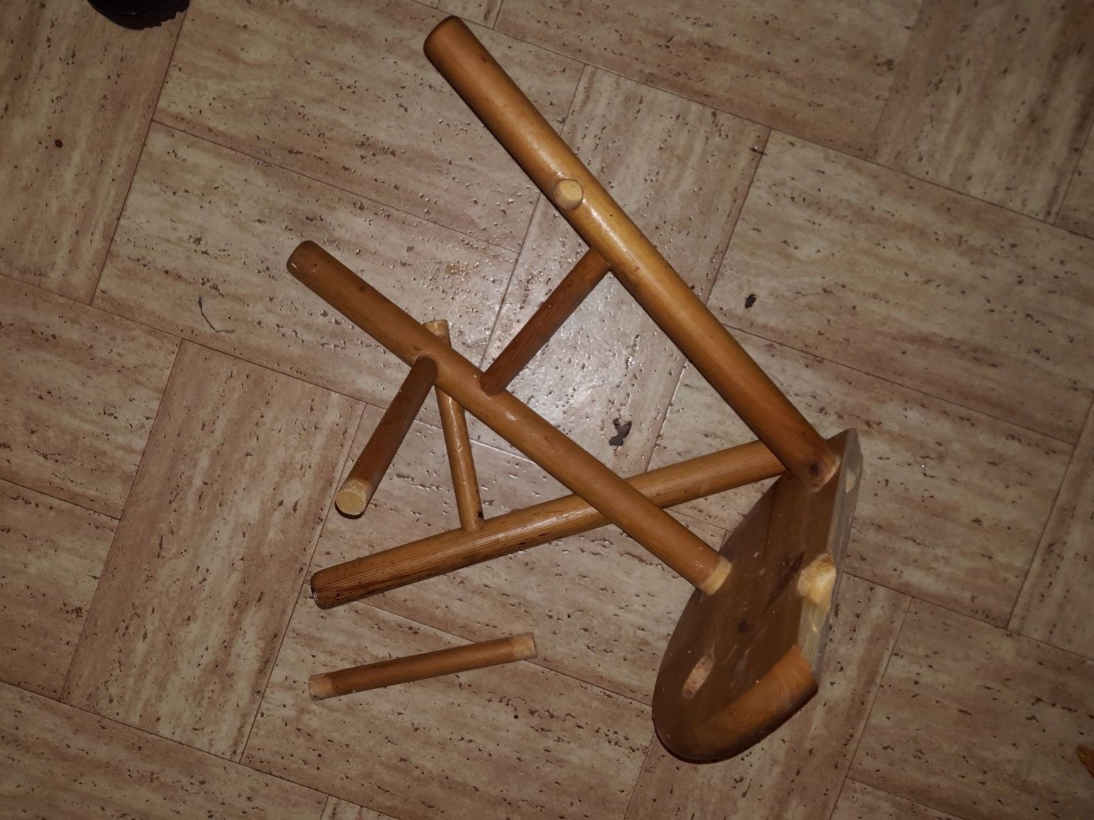 Der Holzhocker, mit dem das Ehepaar in Wien-Hernals attackiert wurden. Der Holzhocker, mit dem das Ehepaar in Wien-Hernals attackiert wurden.
