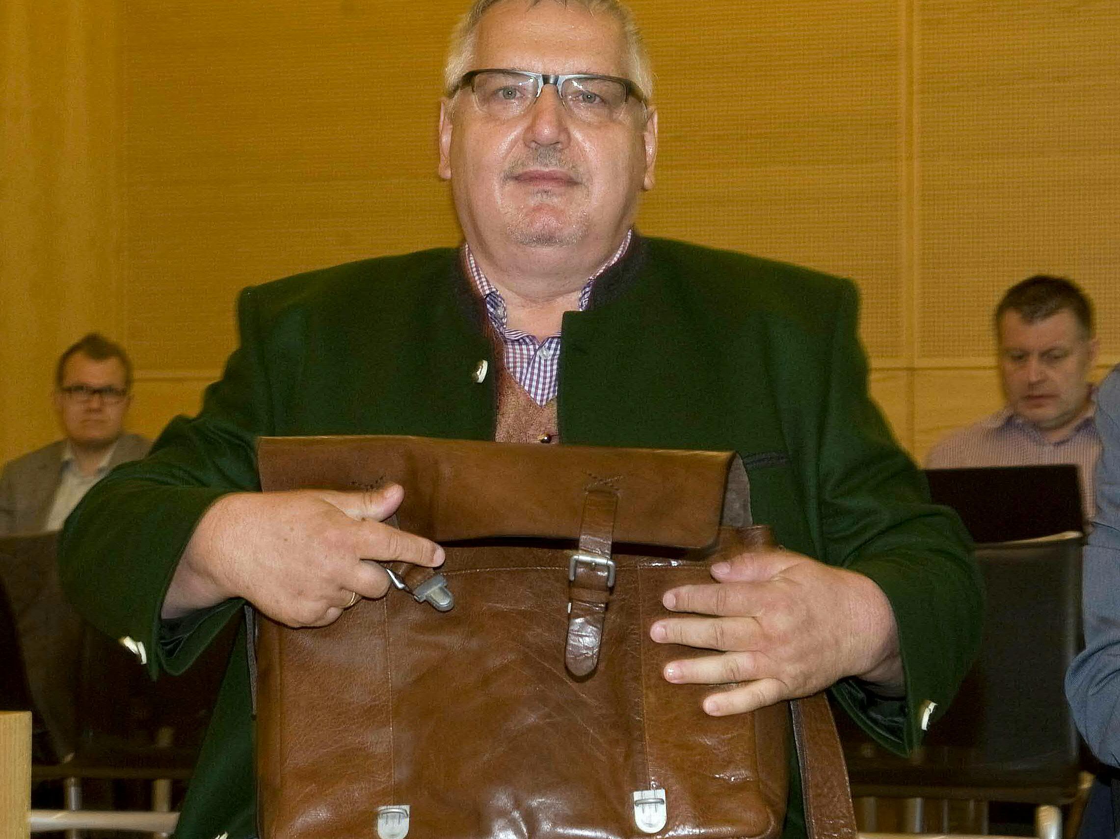 Beim Haltbarkeitsdatum getrickst: Toni Hubmann rechtskräftig wegen Betrugs verurteilt. Beim Haltbarkeitsdatum getrickst: Toni Hubmann rechtskräftig wegen Betrugs verurteilt.
