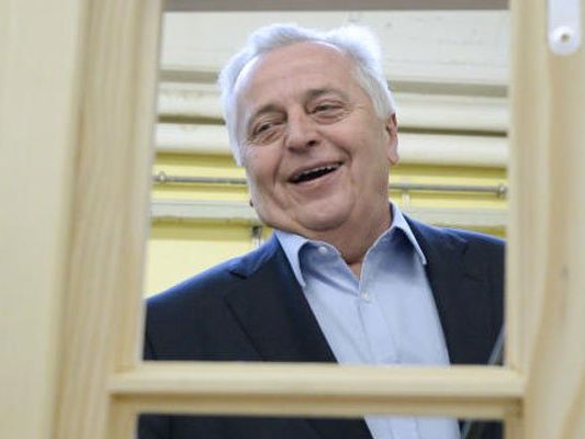 SPÖ-Kandidat Hundstorfer besuchte den Lehrbetrieb "Jugend am Werk". SPÖ-Kandidat Hundstorfer besuchte den Lehrbetrieb "Jugend am Werk".