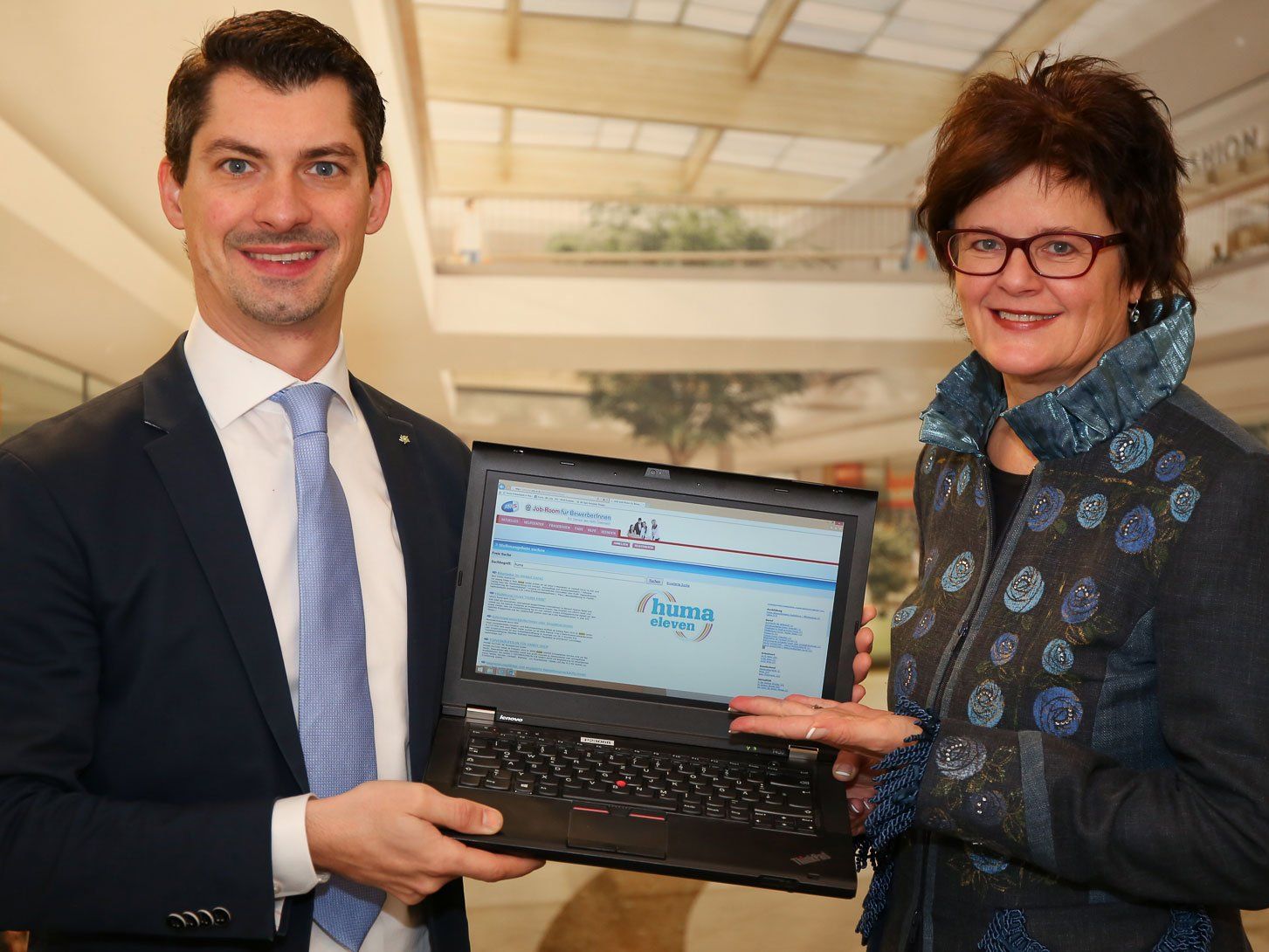 Die AMS Wien Chefin Petra Draxl mit huma eleven Center Manager Stephan Kalteis. Die AMS Wien Chefin Petra Draxl mit huma eleven Center Manager Stephan Kalteis.