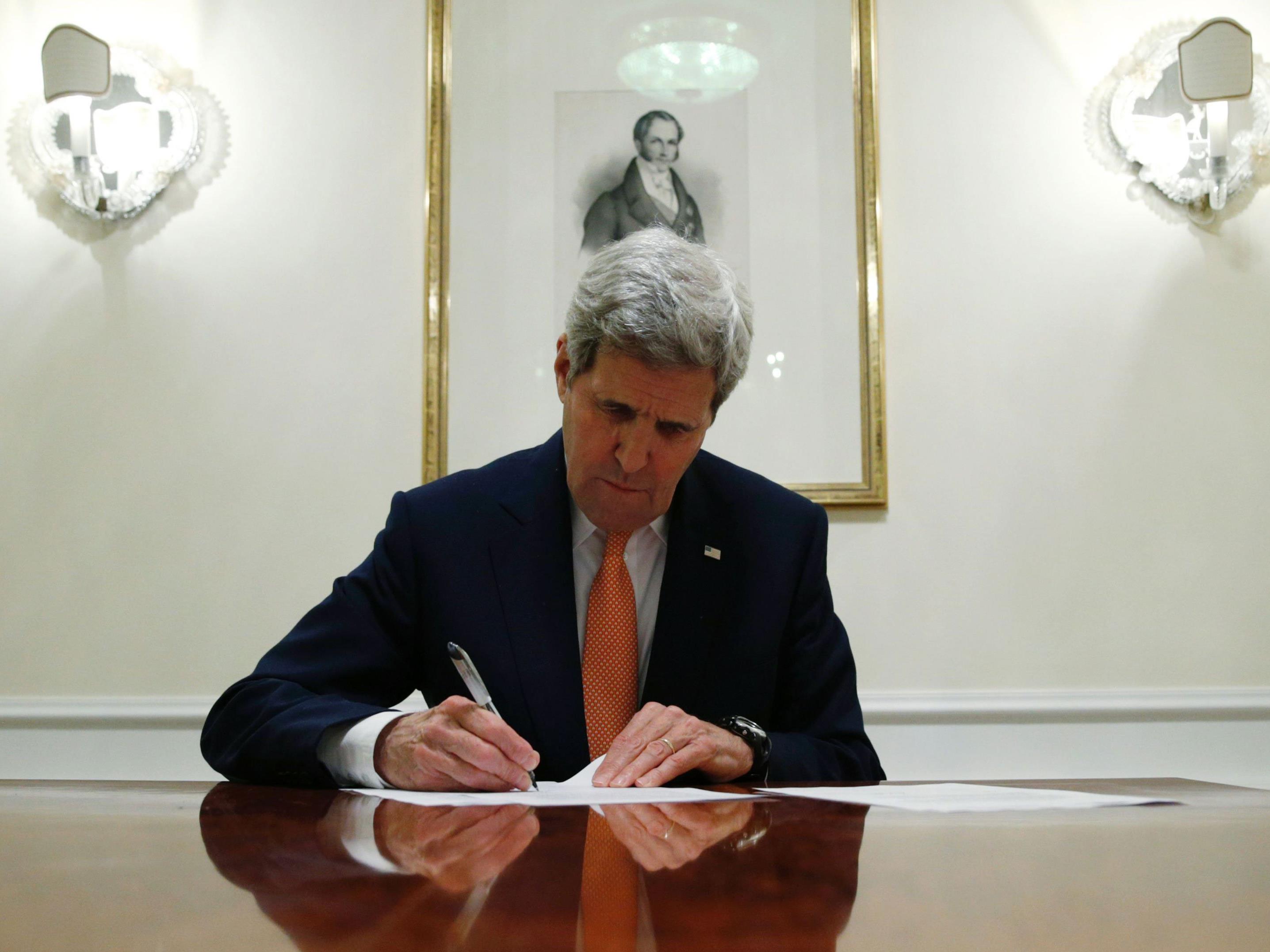 Kerry beim Unterschreiben einer Serie von Dokumenten zum Atomabkommen.