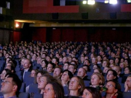 Gratis-Kino wird geboten. Gratis-Kino wird geboten.