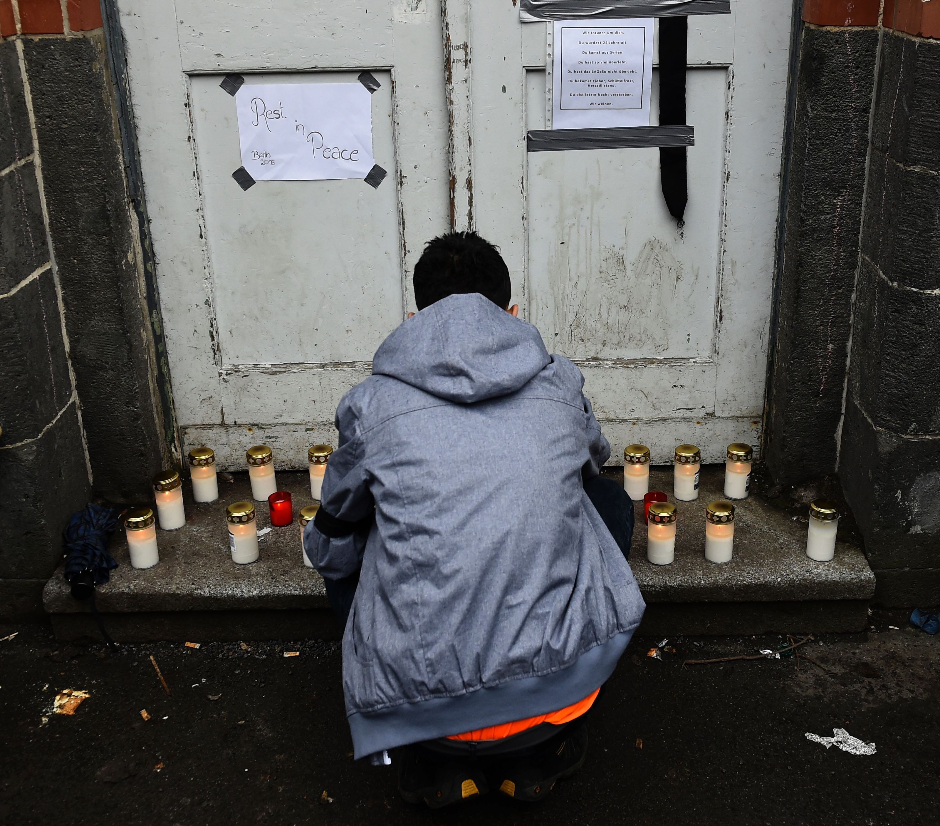 Kerzen vor dem LAGESO in Berlin - für einen toten Flüchtling, den es nicht gibt. Kerzen vor dem LAGESO in Berlin - für einen toten Flüchtling, den es nicht gibt.
