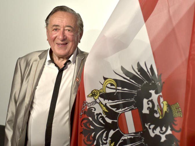 Patriotisch zeigte sich Lugner am Mittwoch bei der Pressekonferenz. Patriotisch zeigte sich Lugner am Mittwoch bei der Pressekonferenz.