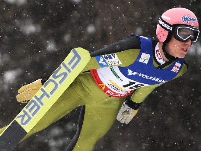Müller kam beim Einfliegen am Kulm schwer zu Sturz Müller kam beim Einfliegen am Kulm schwer zu Sturz