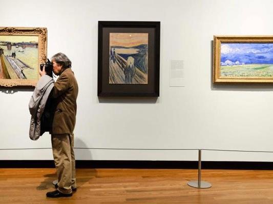 Viele Fans kamen, um die Gemälde von Edvard Munch zu sehen.