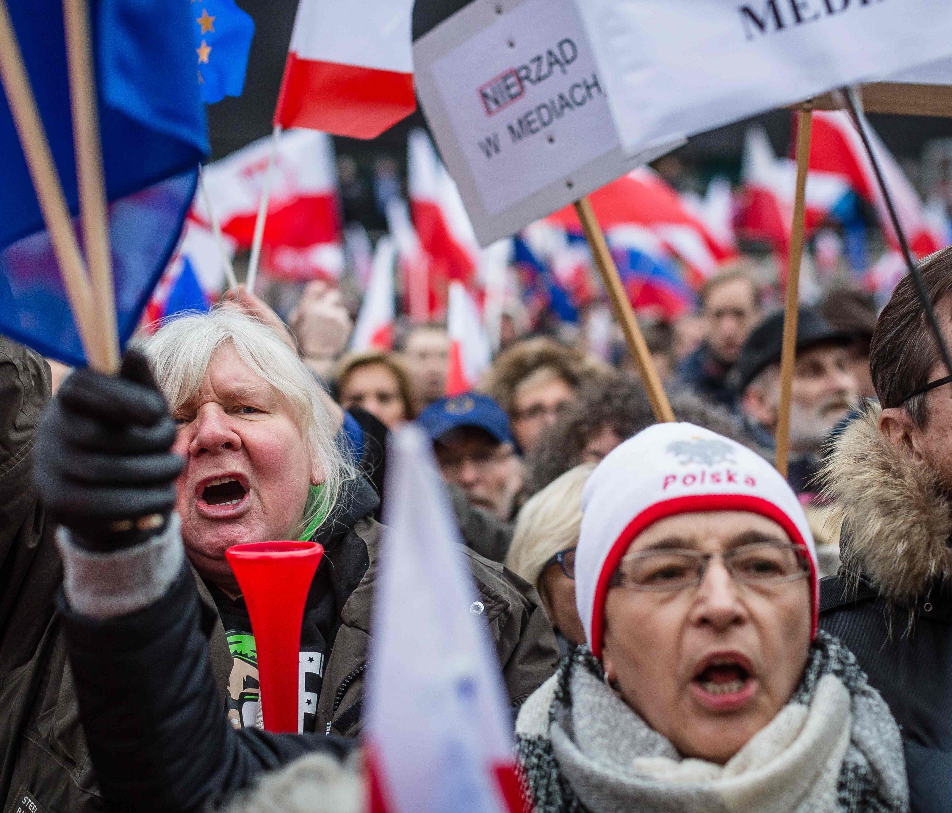 Auch in Polen selbst regt sich Widerstand gegen die umstrittenen Reformen. Auch in Polen selbst regt sich Widerstand gegen die umstrittenen Reformen.