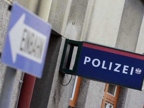 Die Wohnung befand sich ausgerechnet über einer Polizeiwache.