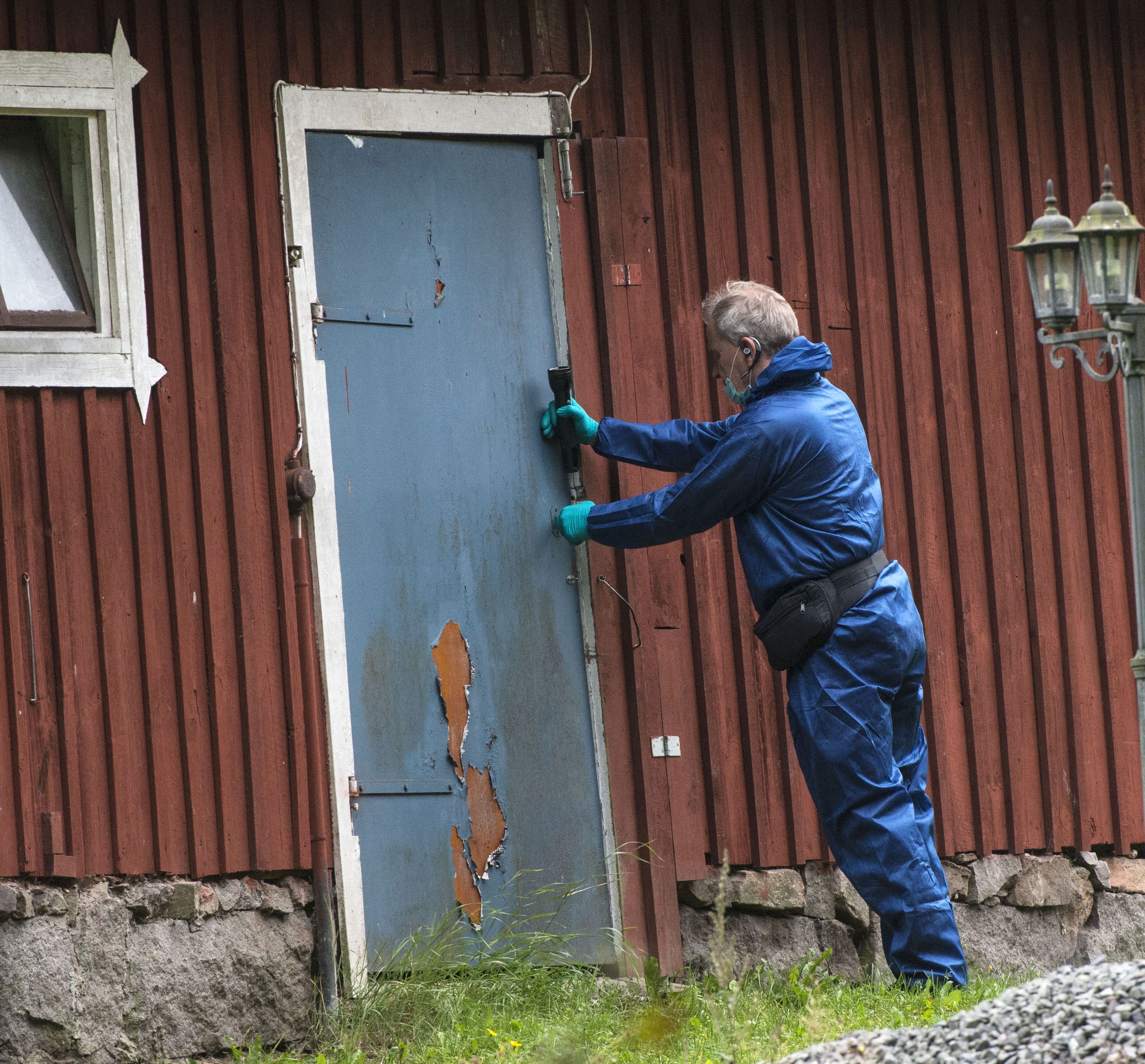 Schwedischer Arzt soll Frau in Bunker gesperrt haben. Schwedischer Arzt soll Frau in Bunker gesperrt haben.