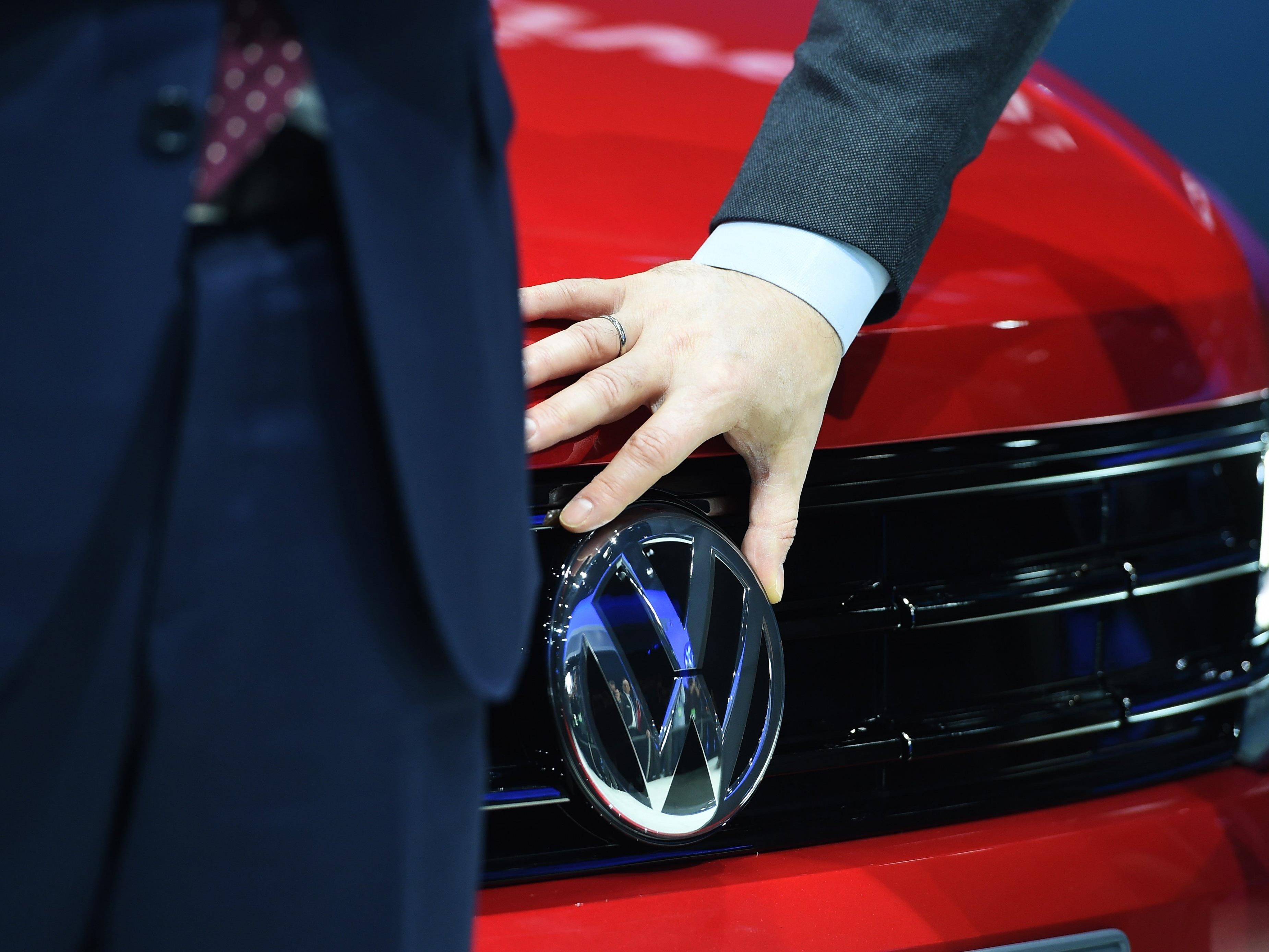 Beim krisengeschüttelten Autokonzern sollen 10.000 Jobs in Gefahr sein - die VW-Spitze dementiert.