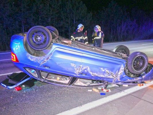 Der Pkw kam aus bisher unbekannten Gründen von der Fahrbahn ab. Der Pkw kam aus bisher unbekannten Gründen von der Fahrbahn ab.