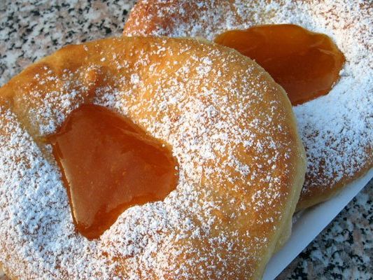 Die Faschingskrapfen werden streng kontrolliert. Die Faschingskrapfen werden streng kontrolliert.