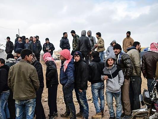 Zehntausende an die Grenze zur Türkei geflüchtet