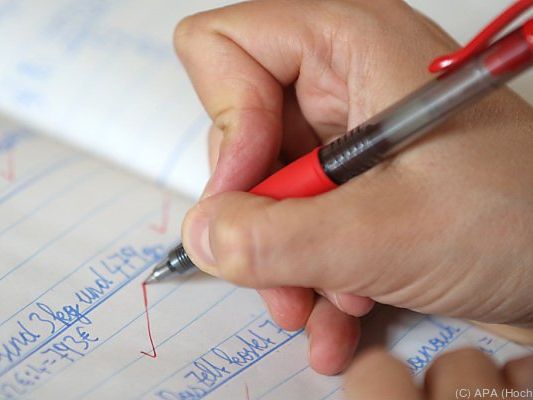 Lehrerin verwendete ihren Rotstift ziemlich oft Lehrerin verwendete ihren Rotstift ziemlich oft