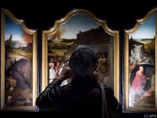Besucherin der Schau "Hieronymus Bosch - Visionen eines Genies"