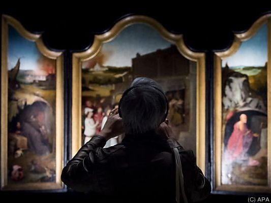 Besucherin der Schau "Hieronymus Bosch - Visionen eines Genies" Besucherin der Schau "Hieronymus Bosch - Visionen eines Genies"