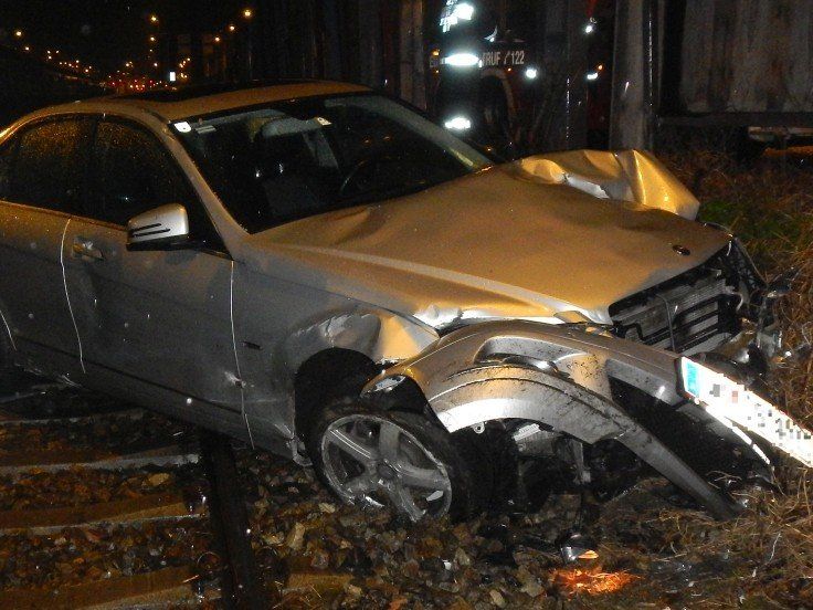 Bei einem Verkehrsunfall am handelskai wurde ein Auto auf die Gleise geschleudert. Bei einem Verkehrsunfall am handelskai wurde ein Auto auf die Gleise geschleudert.