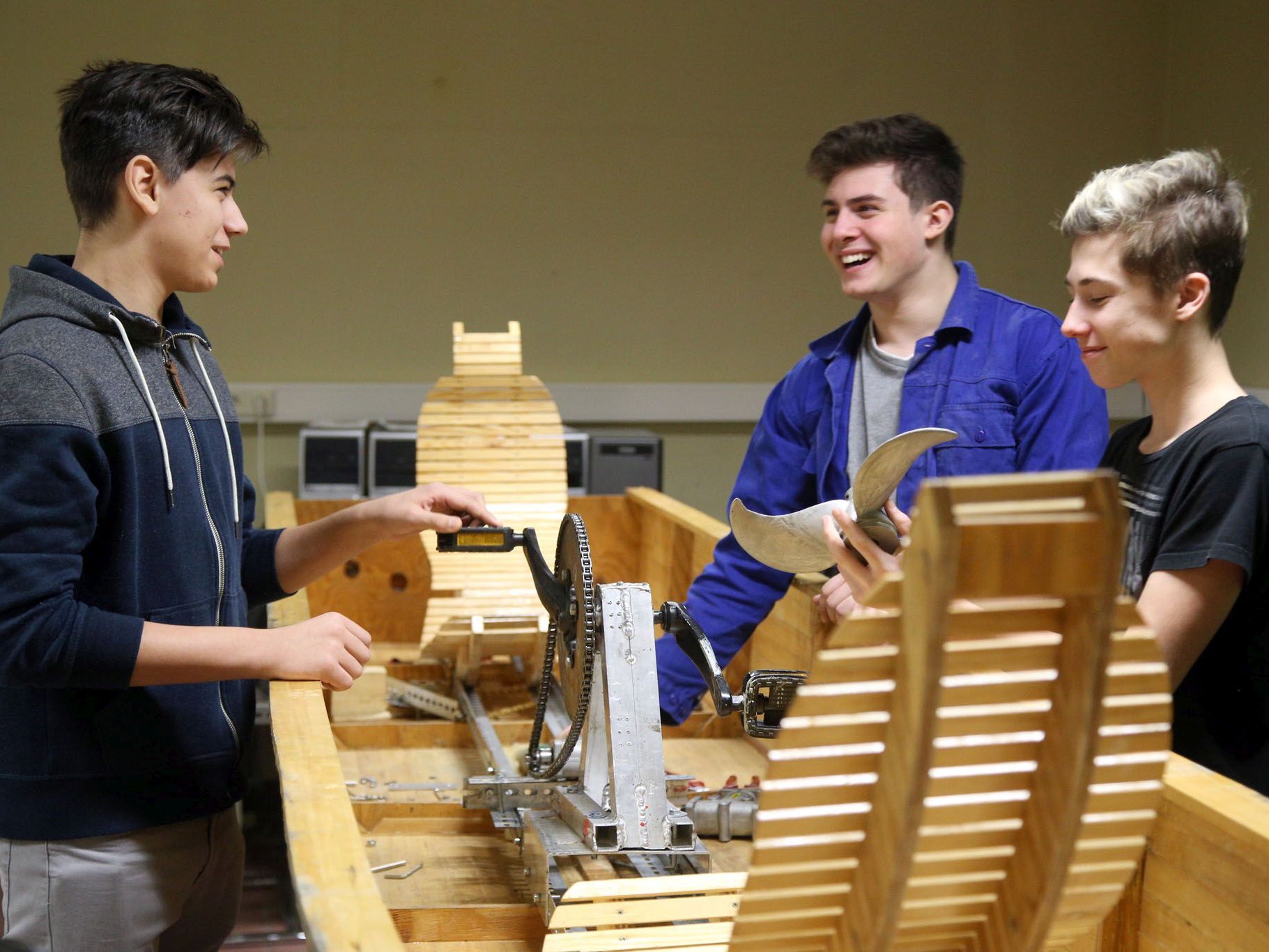 Wiener HTL Ettenreichgasse: Schüler bauen innovative Tretboote. Wiener HTL Ettenreichgasse: Schüler bauen innovative Tretboote.