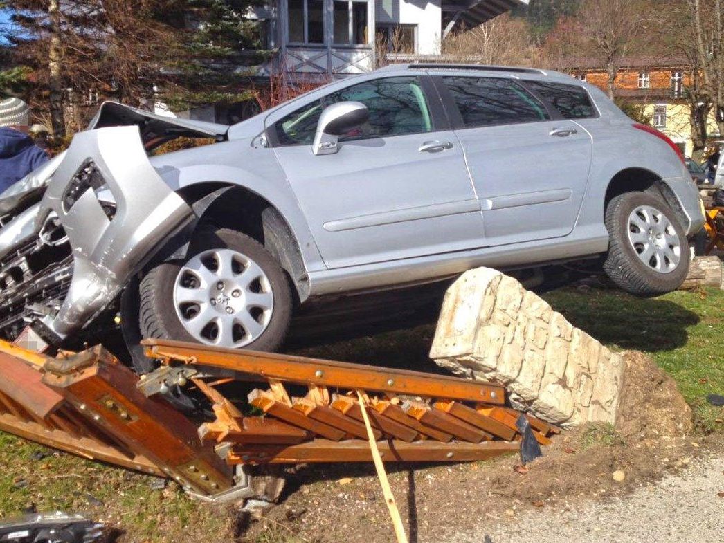 Das Unfallsfahrzeug in Puchberg am Schneeberg. Das Unfallsfahrzeug in Puchberg am Schneeberg.