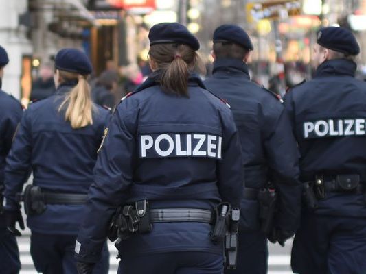 Nach dem brutalen Überfall auf einen Autohändler wird nun nach den Tätern gesucht. Nach dem brutalen Überfall auf einen Autohändler wird nun nach den Tätern gesucht.
