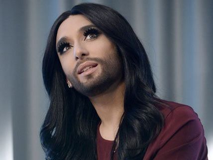 ESC-Queen wird gemeinsam mit Madita, Julie Frost und österreichischen Medienvertretern ihr Votum ESC-Queen wird gemeinsam mit Madita, Julie Frost und österreichischen Medienvertretern ihr Votum