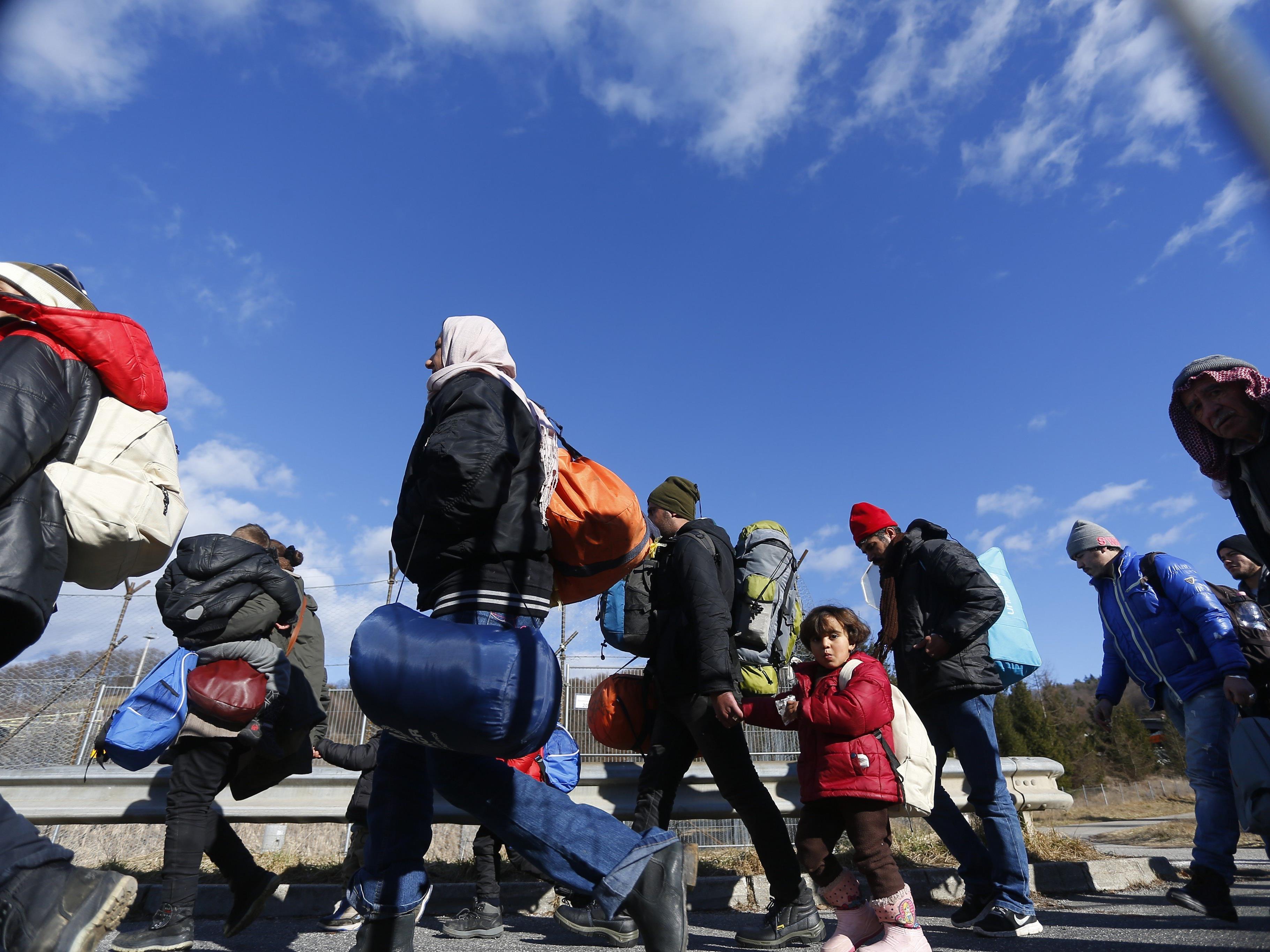 Flüchtlinge: Kontrollen an zwölf weiteren Übergängen in Österreich