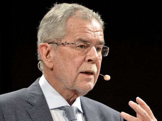 Alexander Van der Bellen sammelt Spenden. Alexander Van der Bellen sammelt Spenden.