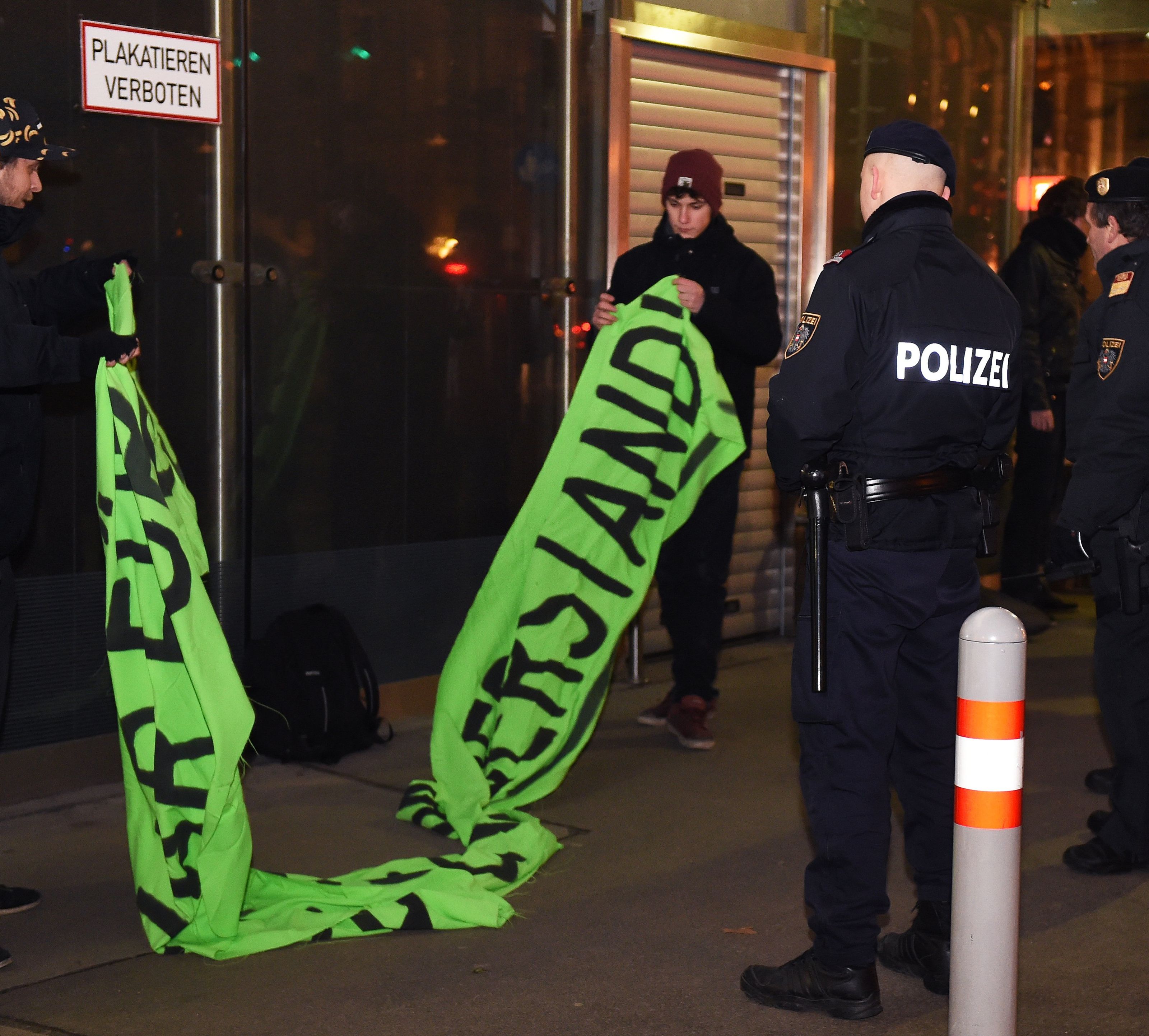 Die kleine Demonstration vor dem Wiener Opernball 2016. Die kleine Demonstration vor dem Wiener Opernball 2016.