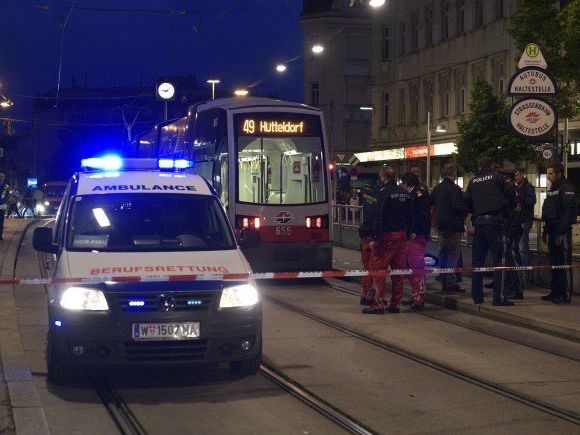 Nach dem Schützen wird nach der Schießerei in der Wiener Bim weiterhin gefahndet. Nach dem Schützen wird nach der Schießerei in der Wiener Bim weiterhin gefahndet.
