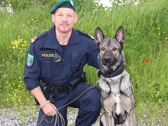 Gruppeninspektor Franz Rausch mit seinem Diensthund Argos vom Hutterer Gruppeninspektor Franz Rausch mit seinem Diensthund Argos vom Hutterer