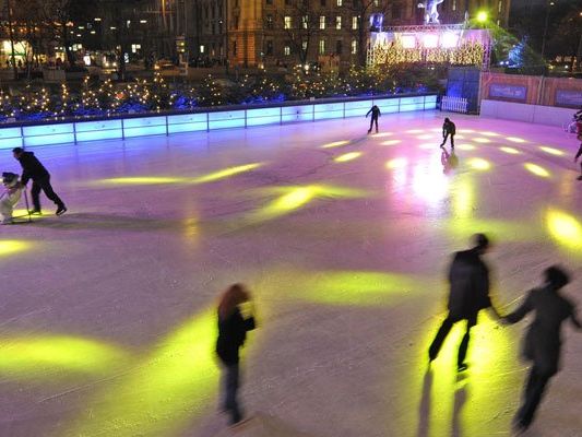 Security-Mitarbeiter des Eislaufplatzes sahen die Mädchen belästigt. Security-Mitarbeiter des Eislaufplatzes sahen die Mädchen belästigt.