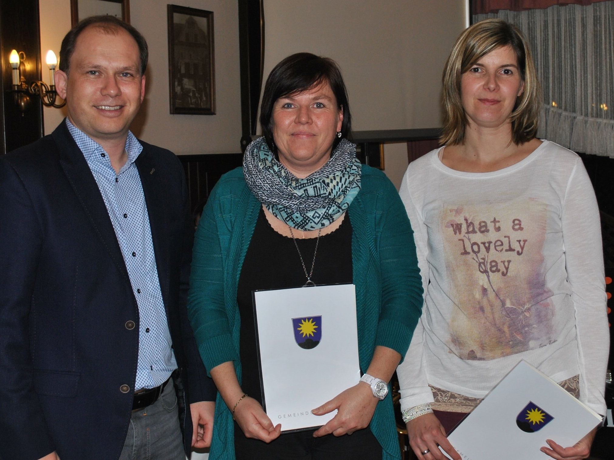 Bürgermeister Mag. (FH) Peter Neier (l.) ehrt Petra Melmer (m.) und Bettina Unterberger (r.) Bürgermeister Mag. (FH) Peter Neier (l.) ehrt Petra Melmer (m.) und Bettina Unterberger (r.)