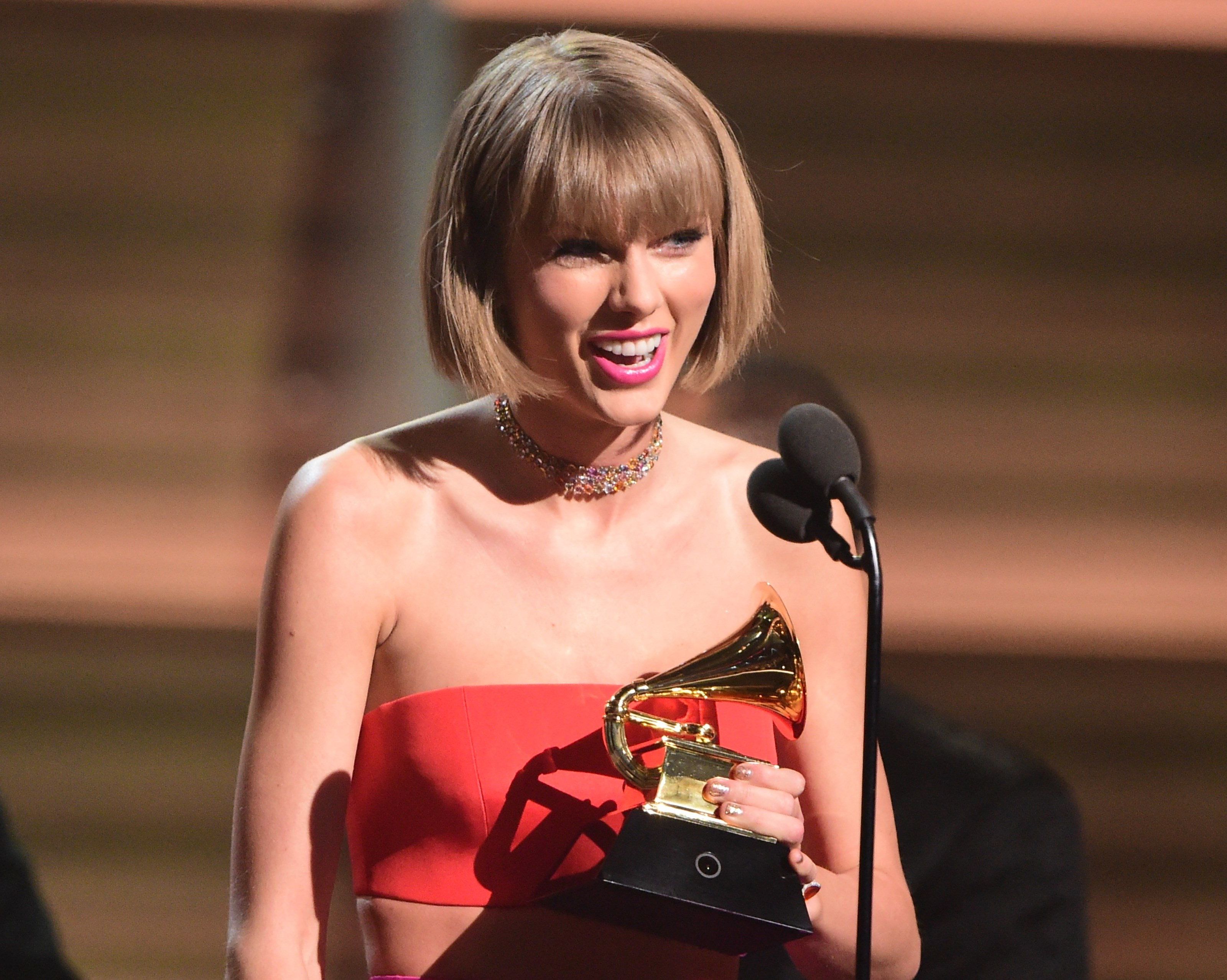 Insgesamt bekam Taylor Swift bei den Grammys drei Auszeichnungen. Insgesamt bekam Taylor Swift bei den Grammys drei Auszeichnungen.