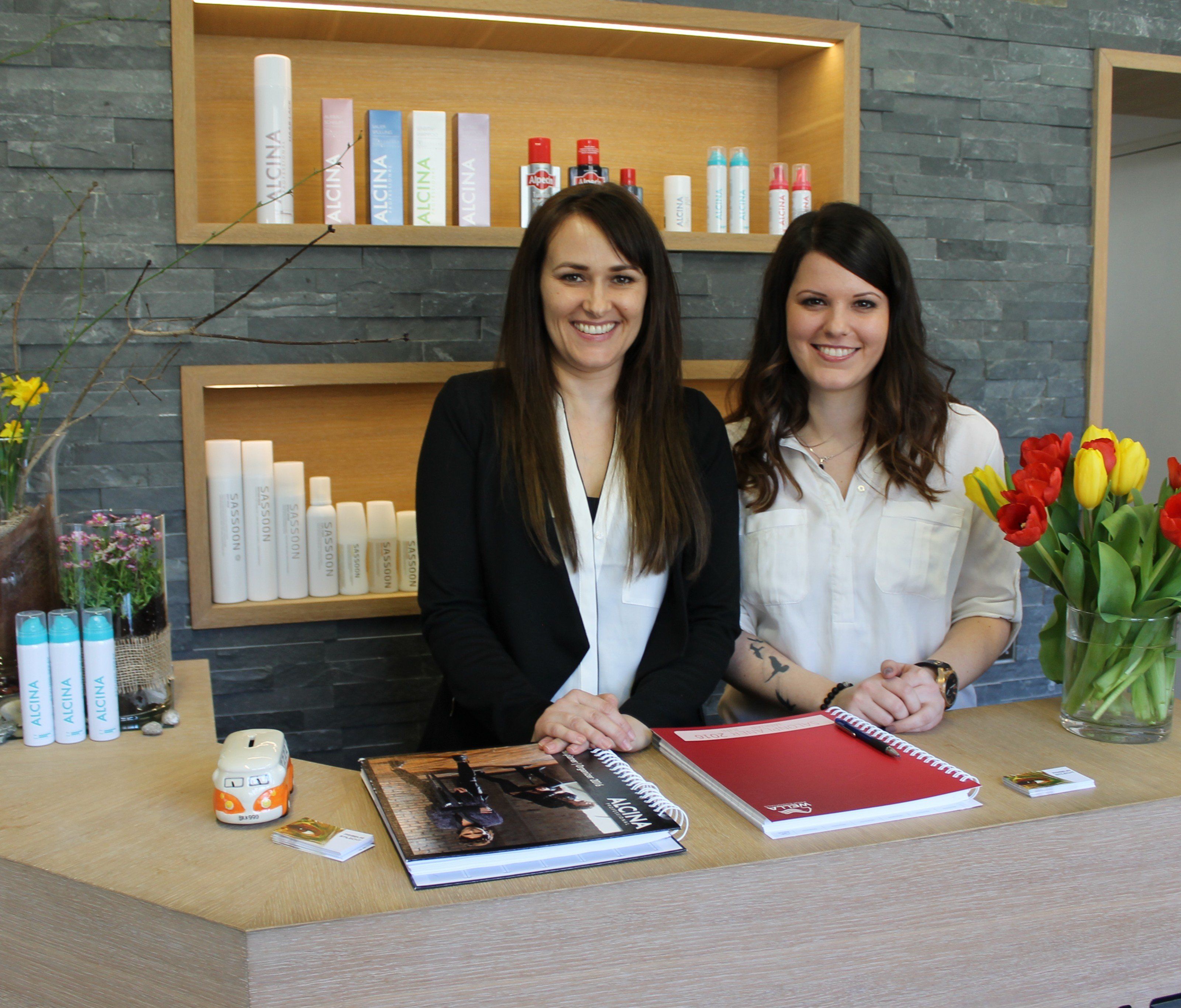 Die beide Friseurdamen in ihrem Salon Die beide Friseurdamen in ihrem Salon