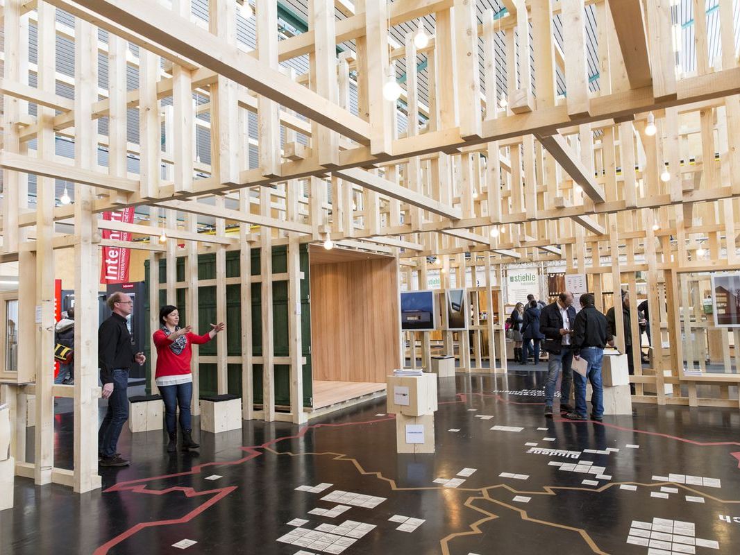 Bei der com:bau dreht sich alles um die Themen Architektur, Bauhandwerk, Energie und Immobilien. Bei der com:bau dreht sich alles um die Themen Architektur, Bauhandwerk, Energie und Immobilien.