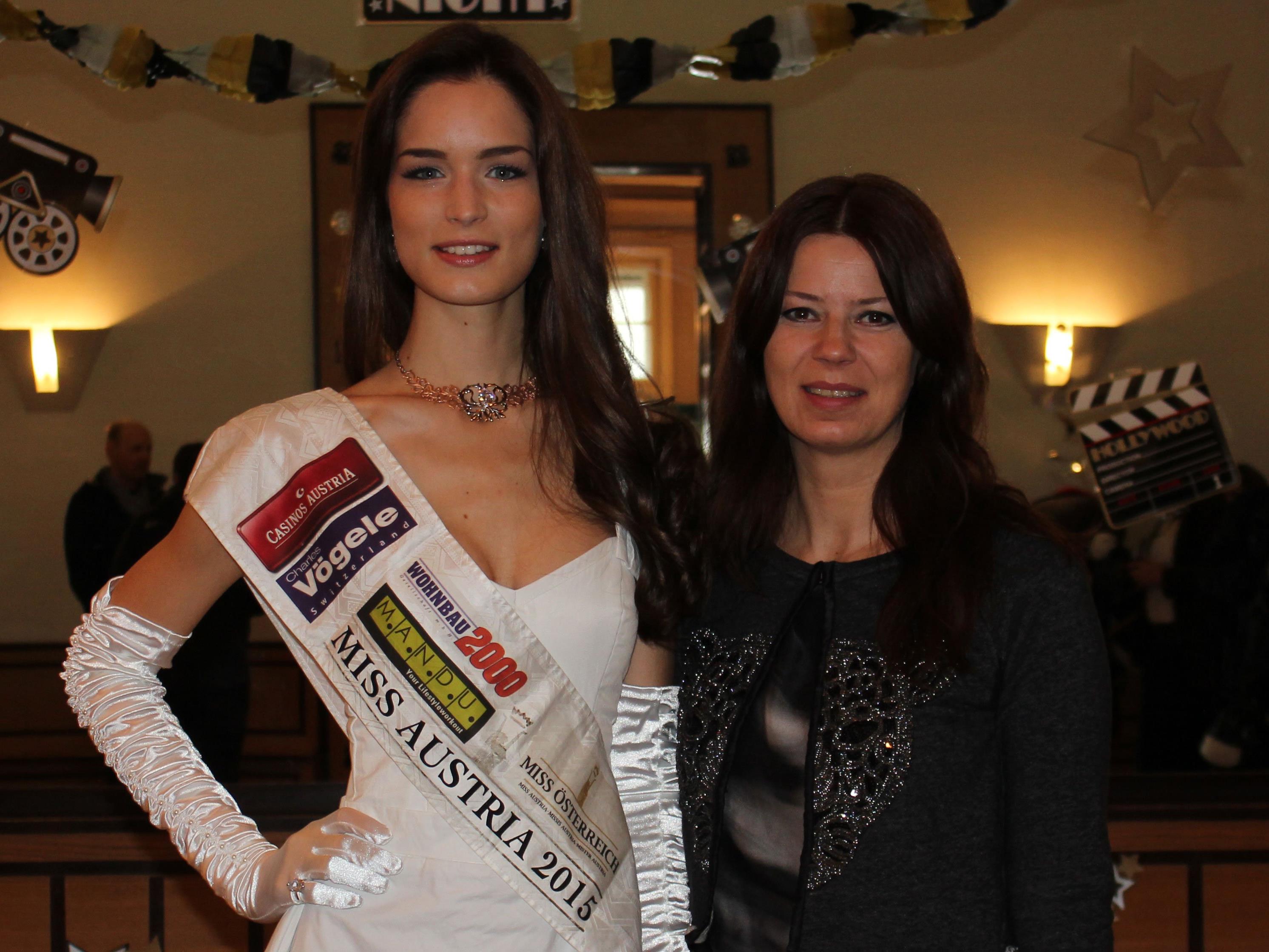 Miss Austria 2015, Annika Grill, mit Opernball-Kleid-Designerin, Sabine Karner.