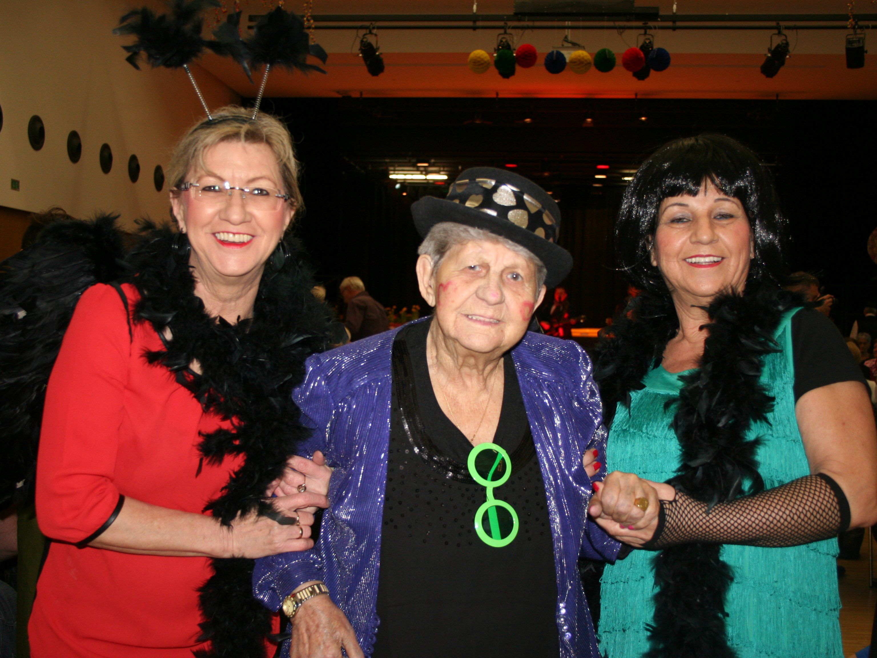 Sichtlich viel Spaß hatte auch Adele mit ihren Töchtern Christine und Margit. Sichtlich viel Spaß hatte auch Adele mit ihren Töchtern Christine und Margit.