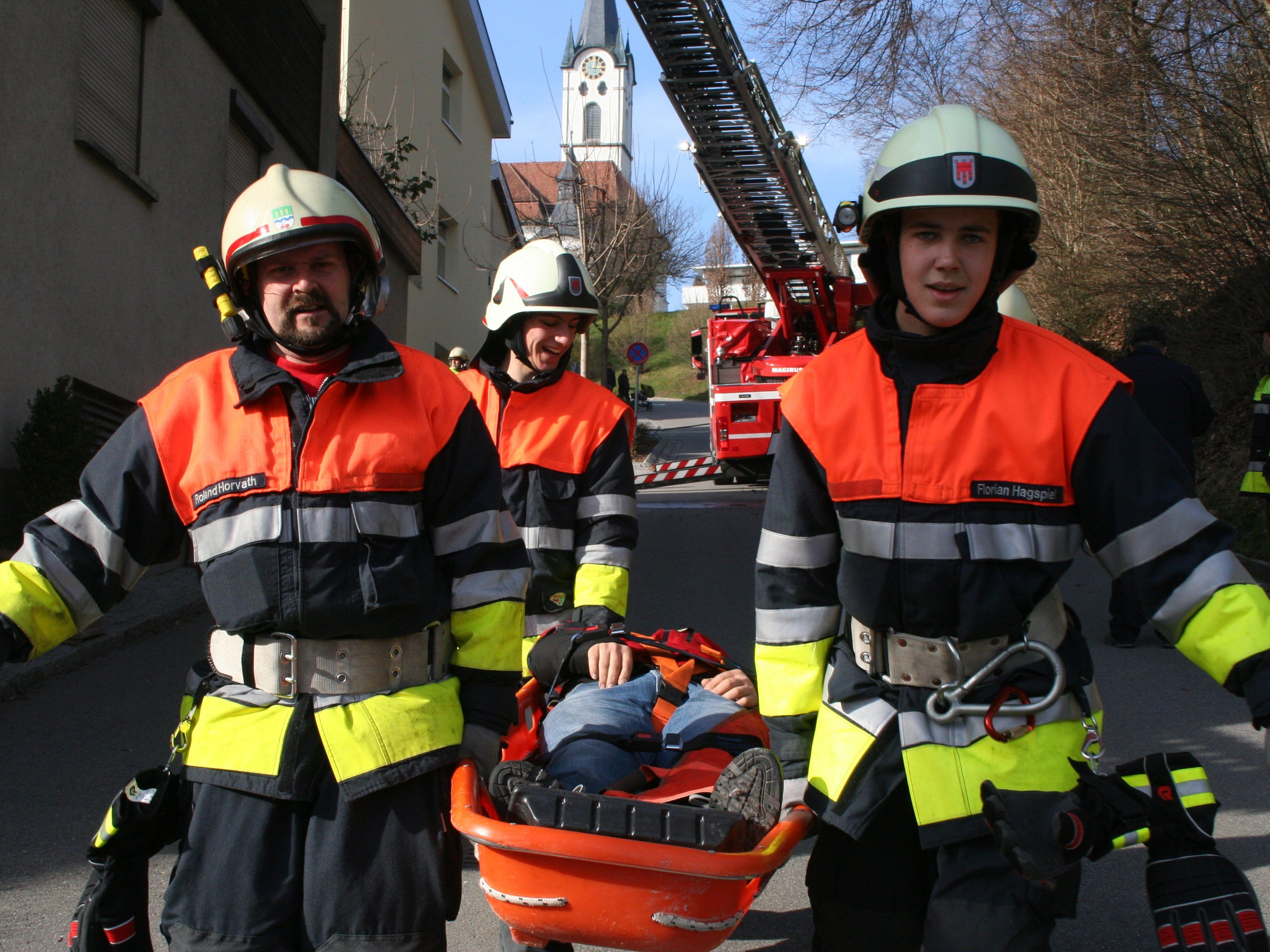 Die gemeinsame Groß-Übung wurde von den Feuerwehren und dem Roten Kreuz bestens gemeistert. Die gemeinsame Groß-Übung wurde von den Feuerwehren und dem Roten Kreuz bestens gemeistert.