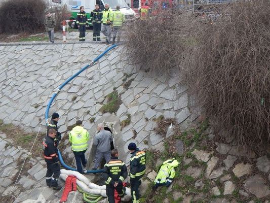 Feuerwehr bindet Öl im Liesingbach und verhindert Umweltkatastrophe Feuerwehr bindet Öl im Liesingbach und verhindert Umweltkatastrophe