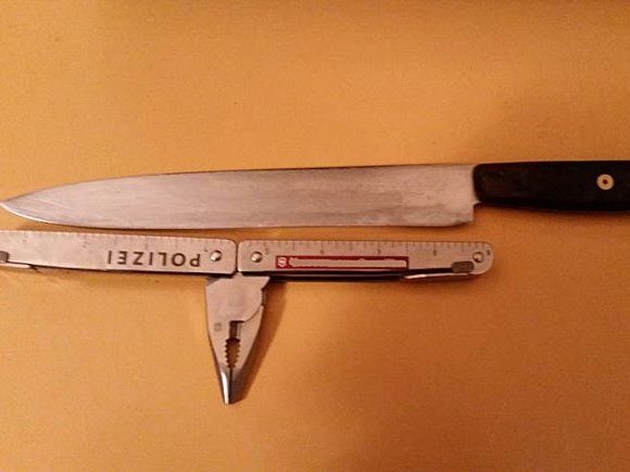 Mit diesem Küchenmesser attackierte der Mann die Polizisten Mit diesem Küchenmesser attackierte der Mann die Polizisten