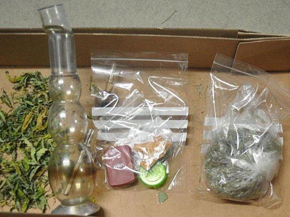 Sichergestellt: Drogen und Zubehör Sichergestellt: Drogen und Zubehör