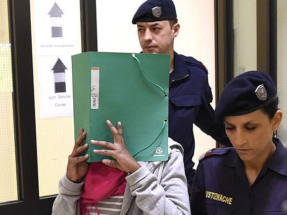 Die 17-jährige Schwedin am Donnerstag beim Prozess in Wien