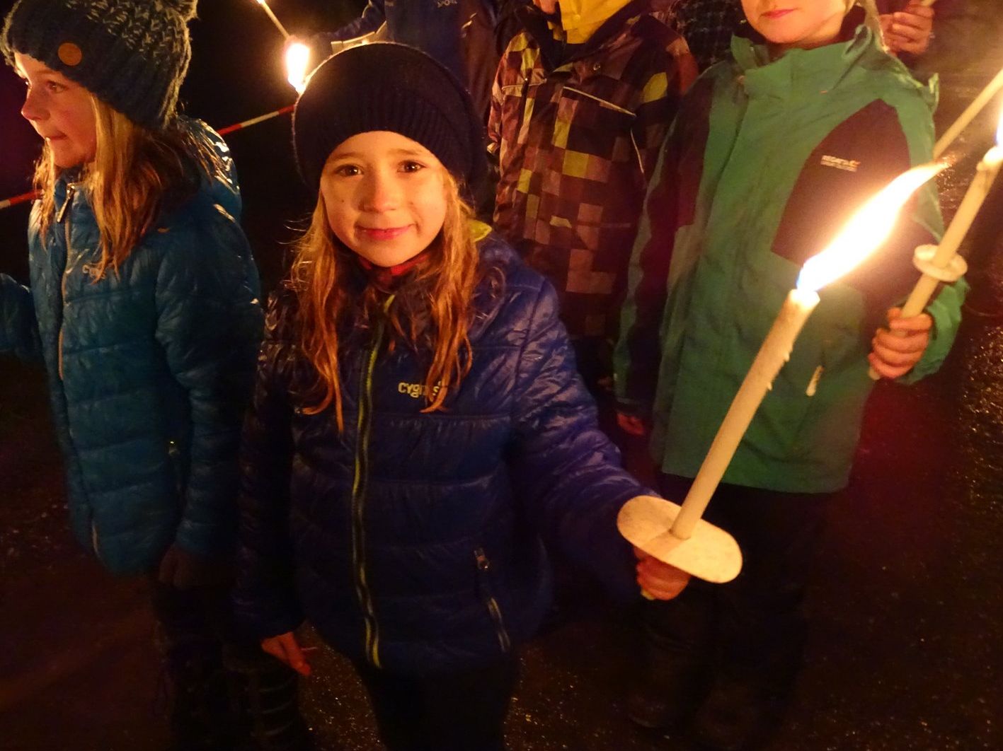Der traditionelle Kinderfackelzug führte den Einmarsch der Ehrengäste zum Funkenplatz an. Der traditionelle Kinderfackelzug führte den Einmarsch der Ehrengäste zum Funkenplatz an.